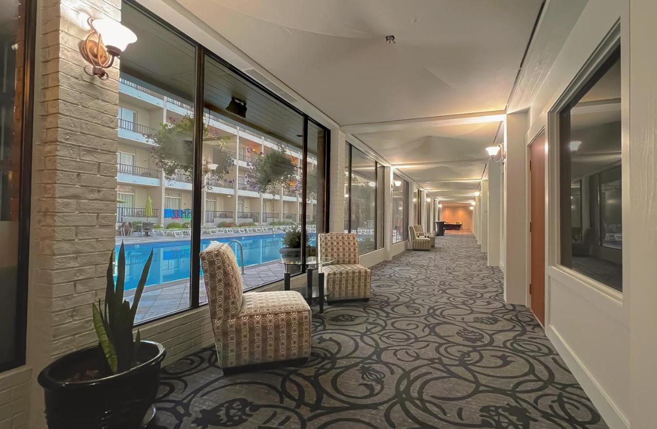 Coast Capri Hotel Келоуна Экстерьер фото